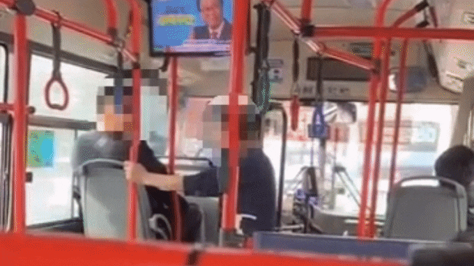 부천의 한 시내버스에서 술에 취한 70대 남성이 특정 정당과 후보를 지지하라며 난동을 부린 사건이 발생했다. /온라인 커뮤니티