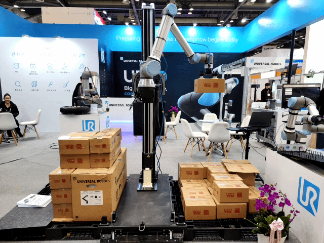 유니버설로봇 협동로봇이 박스를 옮기고 있다.  /사진=박찬규 기자