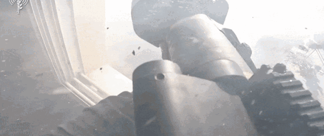 지난달 11일 공개된 영상. 이스라엘 방위군 특수부대원이 휴대용 로켓 발사기로 보이는 무기를 이용해 하마스 대원들이 숨은 건물을 공습하자, 건물에서 거대한 화염과 폭발이 발생했다