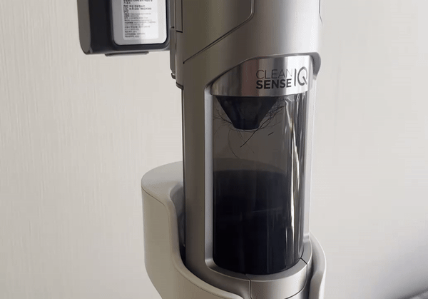 샤크 무선청소기 '클린센스 IQ+' 자동 먼지비움·충전 도크 (사진=지디넷코리아 신영빈 기자)