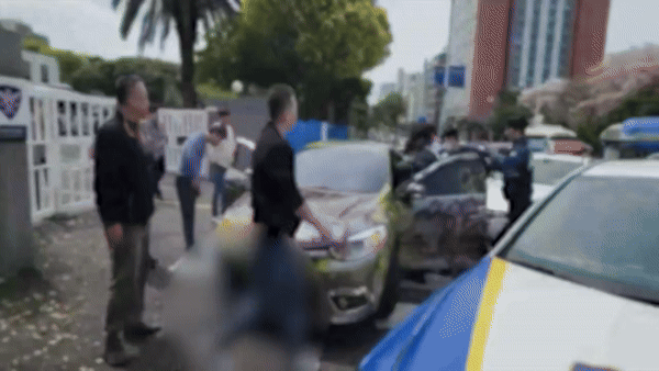 어제(7일) 낮, 차량 유리창 문 부수고 남성 체포하는 경찰 (제공 : 제주경찰청)