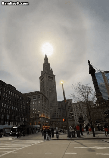 미국 오하이오주 클리브랜드의 한 거리에서 사람들이 개기일식을 보고 있다. [엑스 캡처]