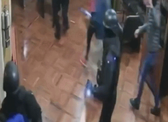 로베르토 칸세코 에콰도르 주재 멕시코 대리대사가 지난 5일(현지시간) 대사관 건물에 급습한 에콰도르 군‧경 대원에게 제압을 당하고 있다. 안드레스 마누엘 로페스 오브라도르 멕시코 대통령은 9일 기자회견에서 대사관 내부 CCTV 영상(사진)을 공개했다. 엑스 영상 캡처