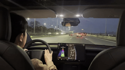 새 모델3 운전자가 오토파일럿 모드로 자유로를 달리는 중 자동차선 변경을 하고 있다. /백수전 기자