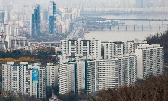 부동산 경기 침체로 아파트 가격이 하락하고 있지만, 아파트 시장의 상위 20%, 하위 20% 간 가격 격차는 커진 것으로 나타났다. 서울 남산타워에서 본 아파트 단지 모습. 뉴스1