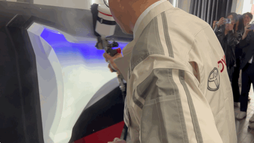 한국토요타자동차 담당자가 '페인트 스프레이 시뮬레이터'를 시연하는 모습.