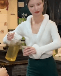 중국 충칭시의 한 레스토랑 사장이 로봇 퍼포먼스를 보이고 있다. [사진=SCMP]