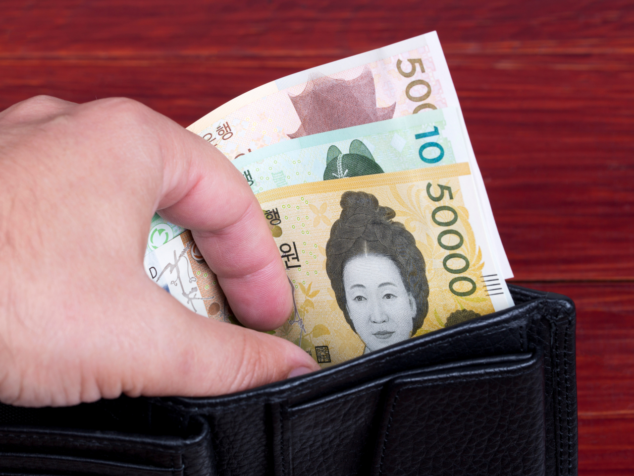 Seoul police officer accused of stealing from lost wallet