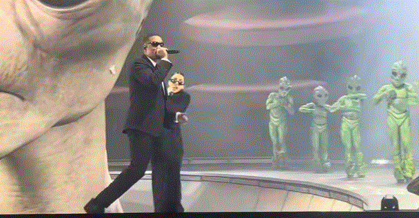 오스카 폭행 논란 2년만에 코첼라 무대에 카메오로 깜짝 등장한 윌 스미스. /유튜브