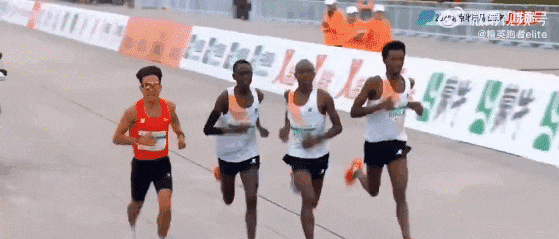 지난 14일(현지시각) 중국 베이징에서 열린 하프 마라톤 대회 모습. 주황색 옷을 입은 중국 허제 선수를 의식한 듯 다른 아프리카 선수들이 속도를 낮추고, 손짓하고 있다. /X(구 트위터)