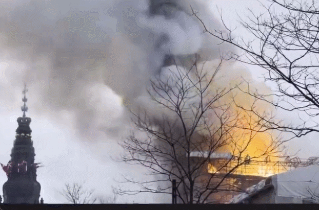 덴마크 코펜하겐 옛 증권거래소 건물 첨탑이 쓰러지는 모습. /엑스(X·옛 트위터)