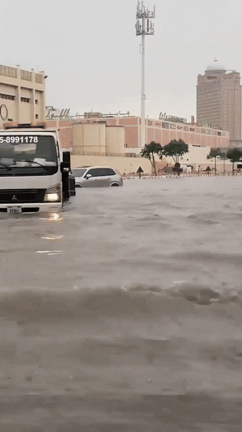 16일 하루 동안 120㎜가 넘는 폭우가 쏟아진 아랍에미리트 두바이 모습. X 갈무리