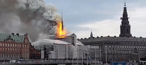 불길에 휩싸인 덴마크 코펜하겐의 옛 증권거래소 건물. 엑스 캡처