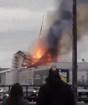 불에 탄 건물 첨탑이 쓰러지는 모습을 지켜보는 덴마크 시민들. 엑스 캡처