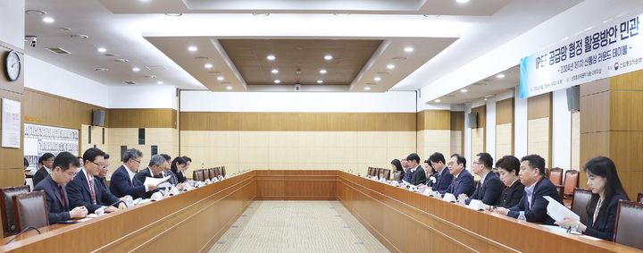 라운드테이블 이미지