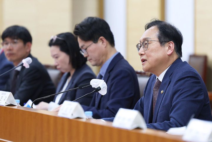 라운드테이블 이미지