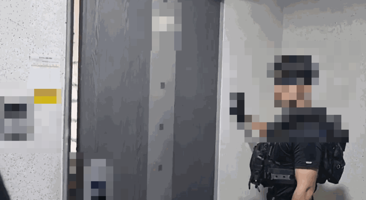 A씨 집 내부로 진입하는 경찰특공대원들. 〈영상=경기남부경찰청〉