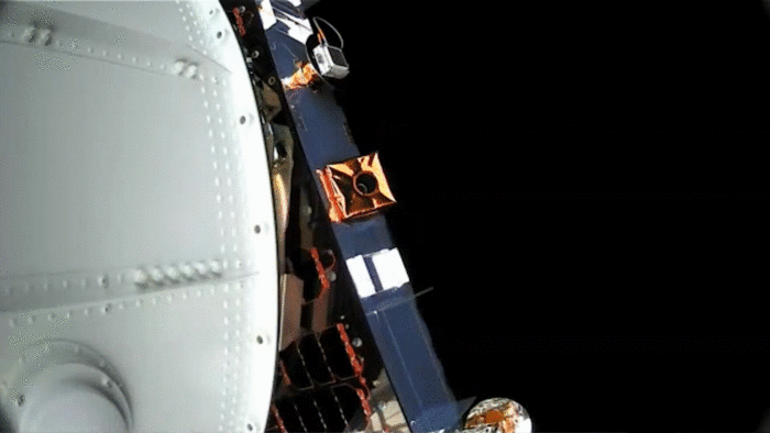고체연료 우주발사체에서 SAR 위성(오른쪽)이 분리되고 있다. 국방부 제공