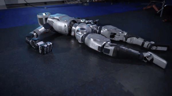보스턴다이내믹스가 개발한 인간형 로봇인 ‘아틀라스’가 몸을 일으켜 세워 보행하는 모습이 17일(현지시간) 공개됐다. 보스턴다이내믹스 SNS