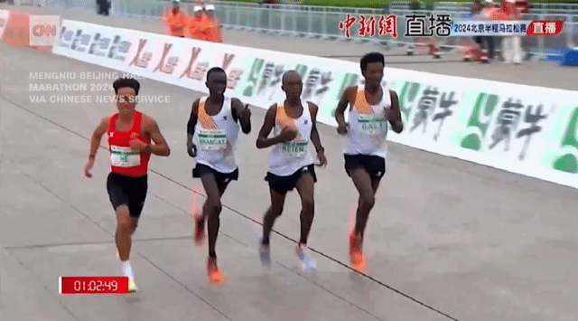 지난 14일 중국 베이징에서 열린 하프마라톤대회에서 승부 조작 의혹과 관련해 우승자를 포함한 2등, 3등 선수의 메달과 상금이 박탈됐다./사진=CNN 뉴스 갈무리