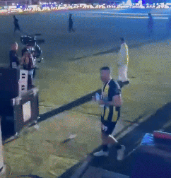 사우디아라비아 축구 슈퍼컵에서 한 관중이 선수를 향해 채찍을 휘두르는 모습. /영상=X(엑스, 구 트위터)