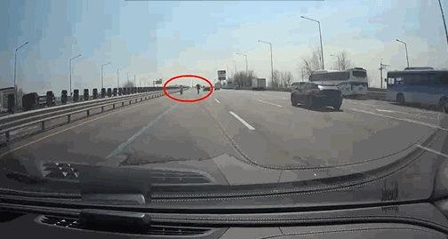 지난 2일, 김포대교에서 묘기를 부리는 오토바이. 〈영상=JTBC'사건반장'〉