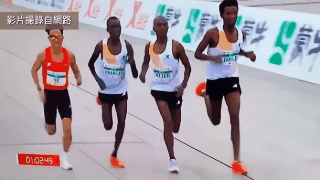 지난 14일 중국 베이징 하프 마라톤 대회에서 중국의 마라토너 허제(주황색 옷)가 결승선을 100여m 앞두고 아프리카 선수들과 달리고 있다.