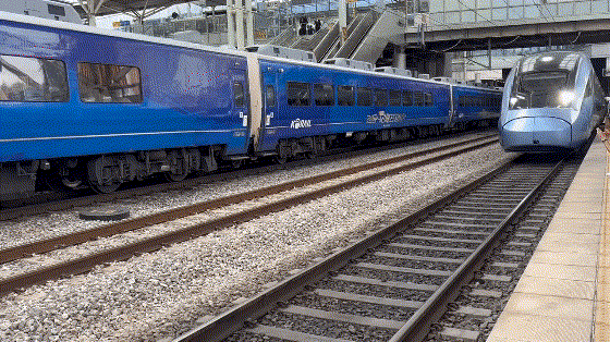 KTX-청룡 열차가 승강장에 진입하는 모습. /사진=김진수 기자