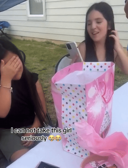 해외에서 K-푸드에 대한 인기가 높아지면서 한 외국인 소녀가 생일 선물을 받는 영상이 화제가 됐다(사진= 틱톡 갈무리) *재판매 및 DB 금지