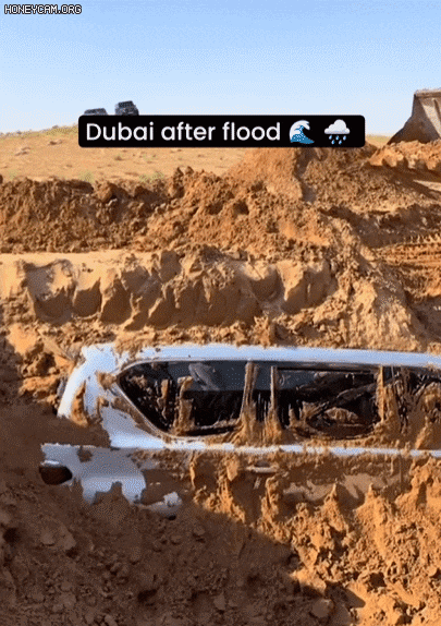 두바이 폭우 이후 흙더미에 매몰된 차량을 꺼내는 모습./인스타그램