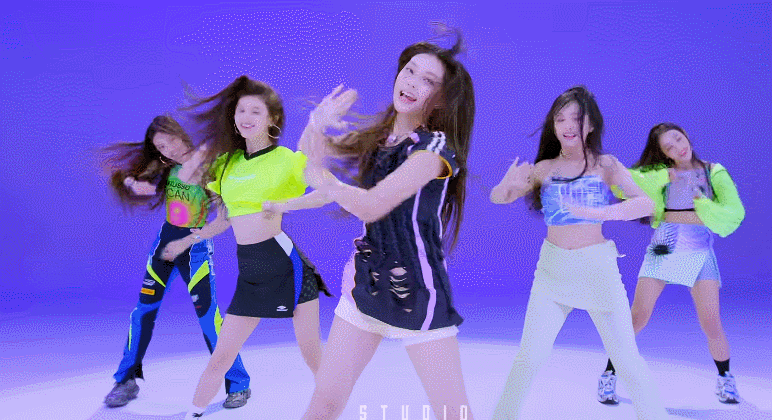 뉴진스 'Attention’ 안무 일부./온라인 커뮤니티