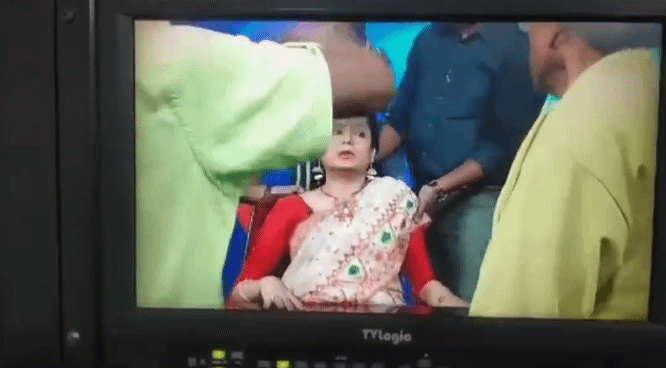 지난 18일(현지시각) 인도 국영방송 도어다르샨 서벵골 지부의 여성 앵커 로파무드라 신하가 폭염 관련 뉴스를 전하던 중 더위로 인해 정신을 잃고 쓰러졌다. 페이스북 갈무리