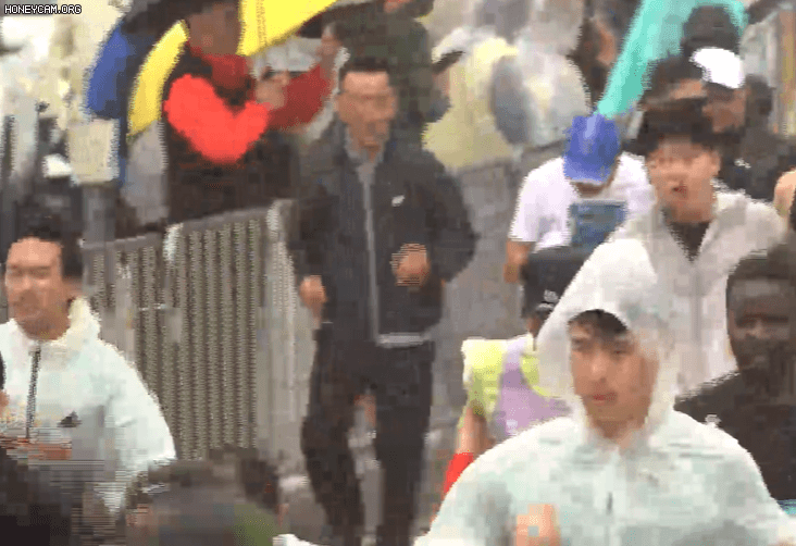 제 28회 삼척 황영조 국제마라톤대회에서 뛰고 있는 이봉주 (파란 모자) / 영상 = MBN