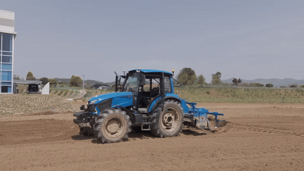 LS 자율작업 트랙터가 19일 전북 완주군 센트럴메가센터에서 두둑 성형 작업을 하고 있는 모습 [LS엠트론 제공]