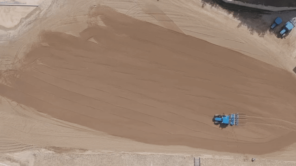 LS 자율작업 트랙터가 19일 전북 완주군 센트럴메가센터에서 두둑 성형 작업을 하고 있는 모습 [LS엠트론 제공]