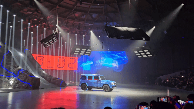 디 올 뉴 메르세데스-벤츠 G 580 위드 EQ 테크놀로지가 24일(현지시간) 중국 베이징 디스트릭트 798에서 열린 ‘월드 프리미어’ 행사에서 제자리에서 차량을 회전시키는 ‘G-턴’ 기능을 선보이고 있다. ⓒ데일리안 정진주 기자