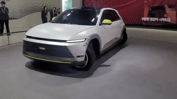 24일 오전 10시쯤 서울 강남구 삼성동 코엑스. '제37회 세계전기자동차 학술대회 및 전시회'(EVS37)에 참가한 현대모비스의 콘셉트카 '모비온'이 횡방향 주행을 선보이고 있는 모습./사진=김도균 기자