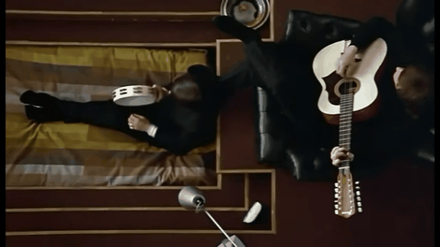 영화 '헬프'에서 존 레논이 'You've Got to Hide Your Love Away'을 부르며 프라무스사의 12현 기타를 연주하고 있다. 이 기타는 50여년만에 영국의 한 주택 다락방에서 발견돼 경매에 부쳐진다.