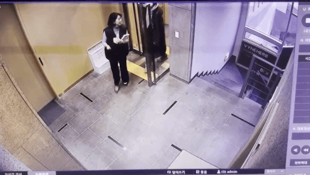 15세라고 주장한 괴한이 배 의원을 따라 들어와 배 의원의 신원을 확인 후 돌로 머리쪽을 20여 차례 가격한 모습이 담긴 CCTV. (사진=배현진 의원실 제공)