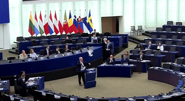 24일(현지시간) 유럽연합(EU) 의회에서 슬로바키아 의원이 비둘기를 날리고 있다. 사진=유럽연합/로이터 유튜브 캡처