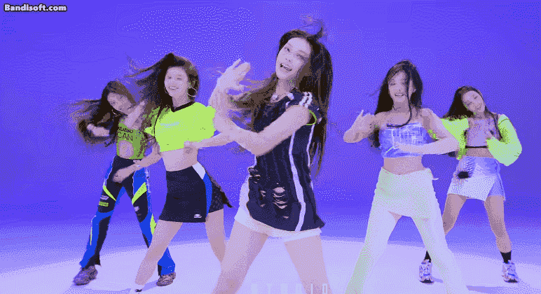 유사성 의혹이 제기된 뉴진스 '어텐션' 안무와 아일릿 '마이월드’ 안무. /온라인 커뮤니티