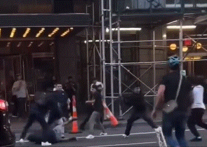 뉴욕 더 로우 호텔 앞에서 벌어진 난투극. /엑스