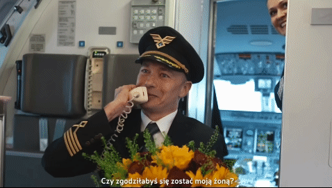 비행 중 조종실 문을 열고 나와 승무원 여자친구에게 청혼한 폴란드 기장이 화제가 됐다./영상=LOT Polish Airlines 유튜브