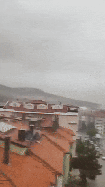 20일(현지시간) 튀르키예(터키) 중북부 도시에 강풍이 불어 첨탑이 무너지는 모습. 사진=엑스 갈무리