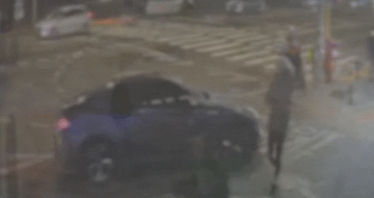 A씨 차량이 전진과 후진을 반복하다 비스듬히 주차하는 모습. /경찰청 유튜브