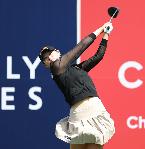 방신실 프로 골퍼 2024년 KLPGA 챔피언십 검정 상의 아이언샷