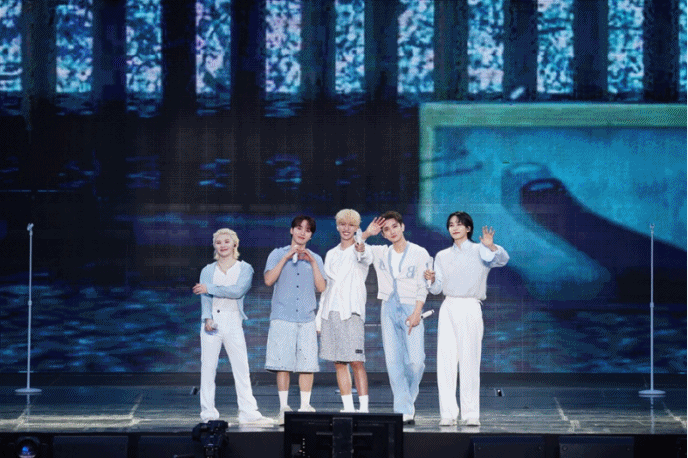 유닛 무대를 선보인 세븐틴 멤버들. 플레디스엔터테인먼트