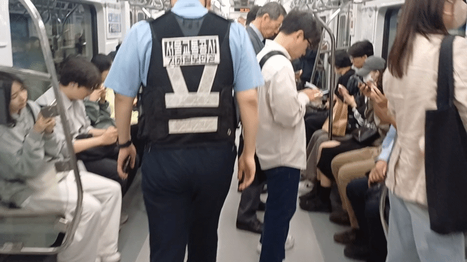 29일 오후 1시쯤 열차 안을 순찰하는 지하철 보안관들/사진=오석진 기자