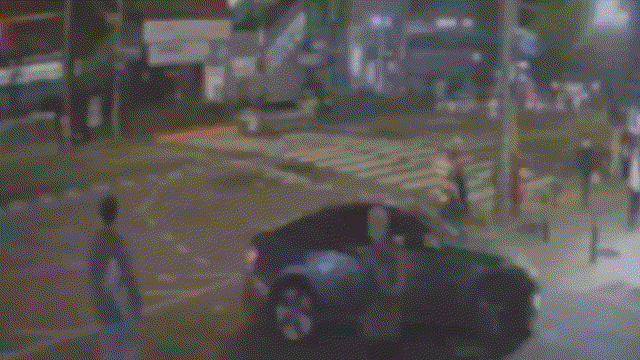 A 씨 차량이 전진과 후진을 반복하다 겨우 경찰서 내 주차구역에 비스듬히 주차하는 모습.