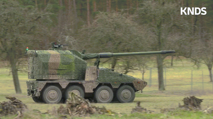 독일의 RCH 155 자주포가 이동 중에 사격을 하는 모습. /KNDS 홈페이지 캡처